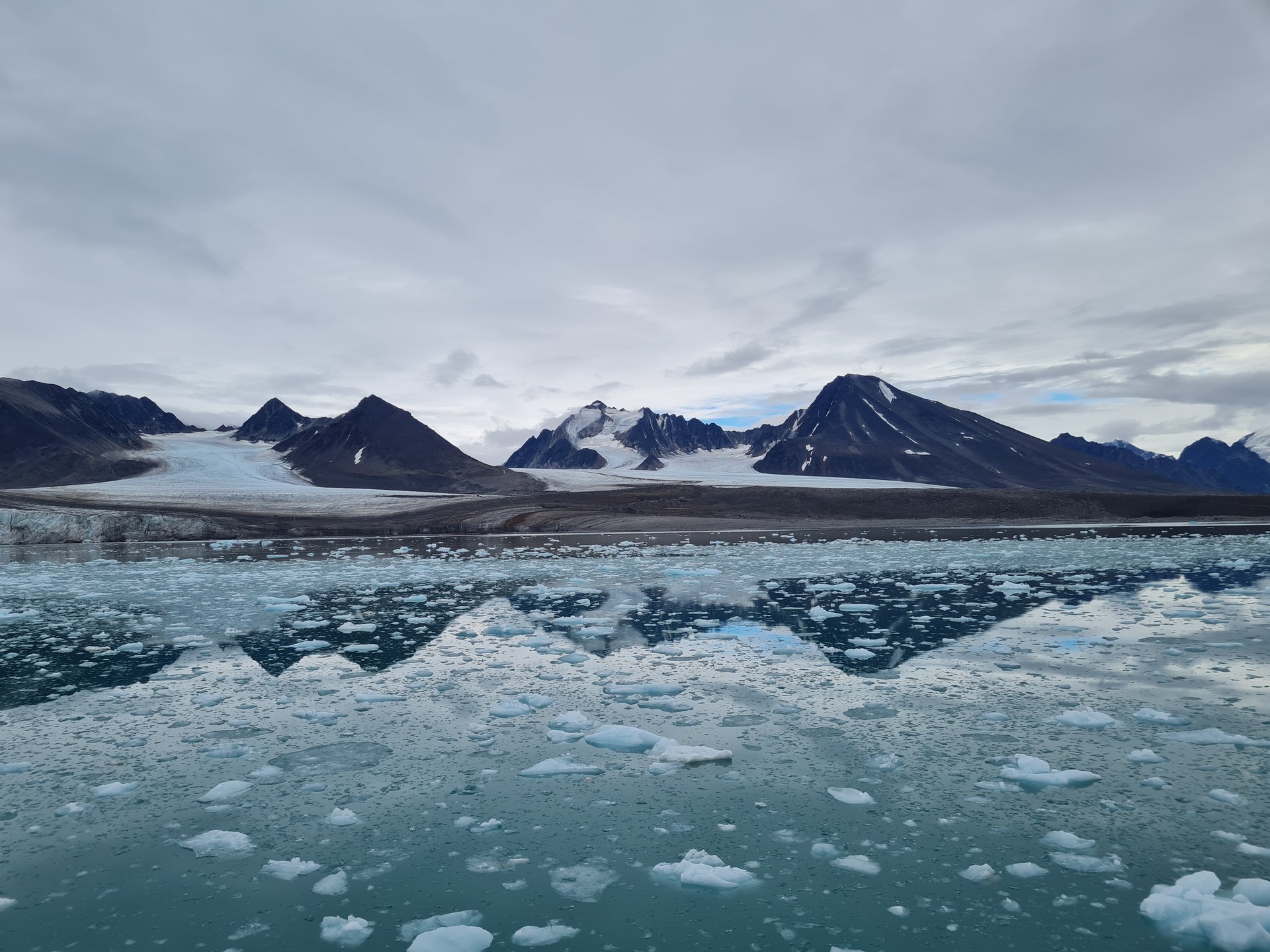 Gletscherlandschaft an der Küste Spitzbergens