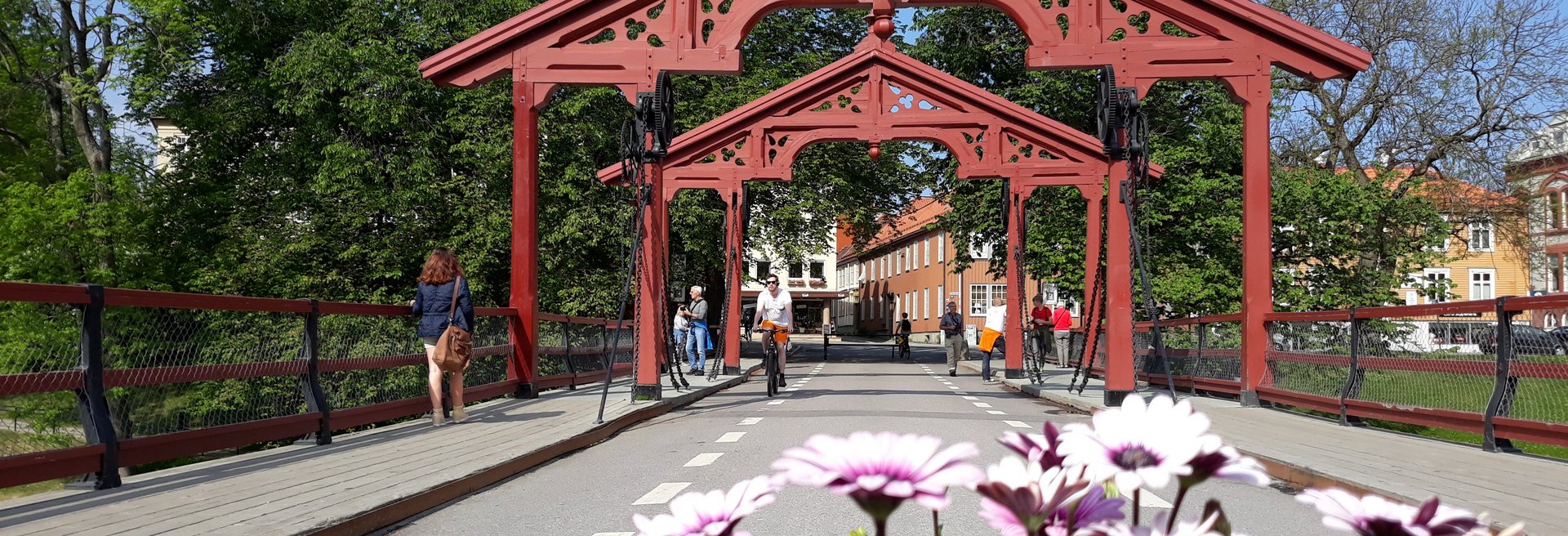Die einzigartige, rote Stadtbrücke von Trondheim