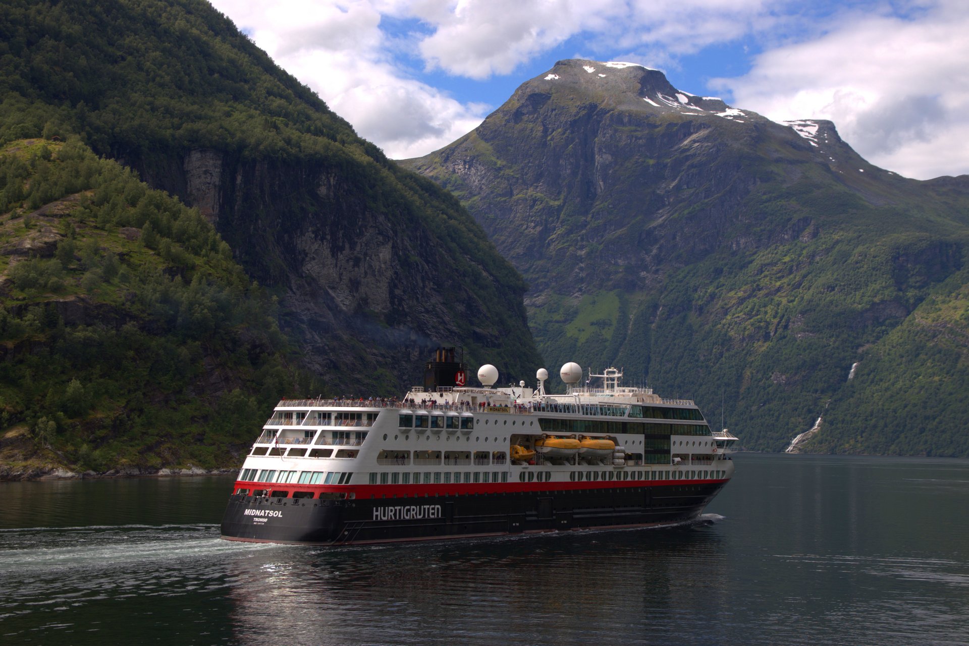 Hurtigruten-Schiff MS Midnatsol im Geirangerfjord