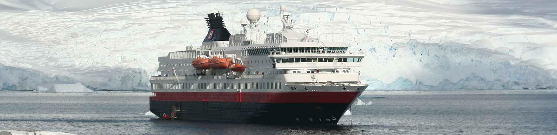 Hurtigrutenschiff vor Gletschereis